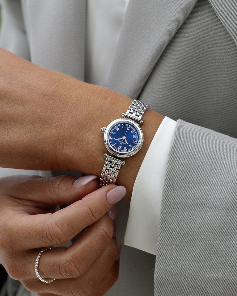  A round womens watch in Rhodium-plated 316L stainless steel from Waldor & Co. with blue Sapphire Crystal glass dial. Seiko movement. The model is Venia 24 Villefranche.