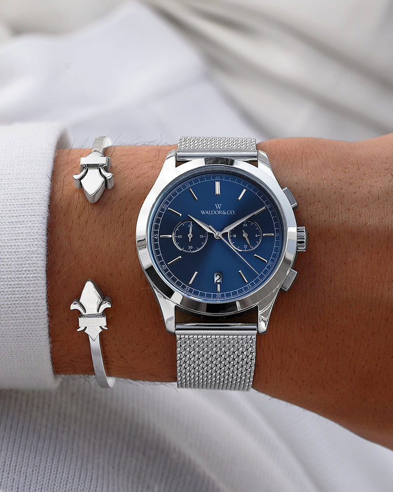  A round mens watch in rhodium-plated silver from Waldor & Co. with turquoise sunray dial and a second hand. Seiko movement. The model is Chrono 44 Sardinia 44mm.