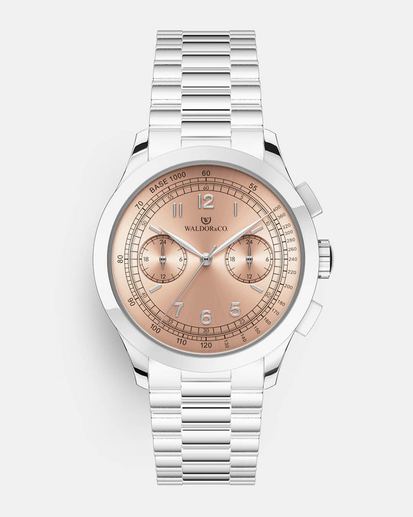 A round mens watch in Rhodium-plated 316L stainless steel from Waldor & Co. with Salmon sunray dial in brass sunray and a second hand. Seiko movement. The model is Chrono 39 Porto Cervo Ltd. Edition.