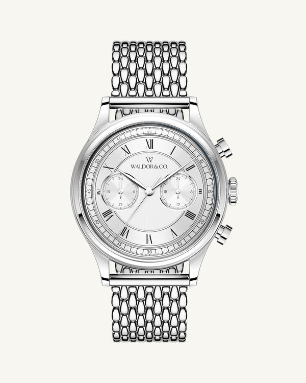 A round mens watch in rhodium-plated silver from Waldor & Co. with a silver sunray dial and a second hand. Seiko movement. The model is Avant 42 Cap Mala 42mm.