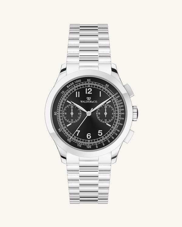 A round mens watch in rhodium-plated silver from Waldor & Co. with black sunray dial and a second hand. Seiko movement. The model is Chrono 39 Porto Cervo.