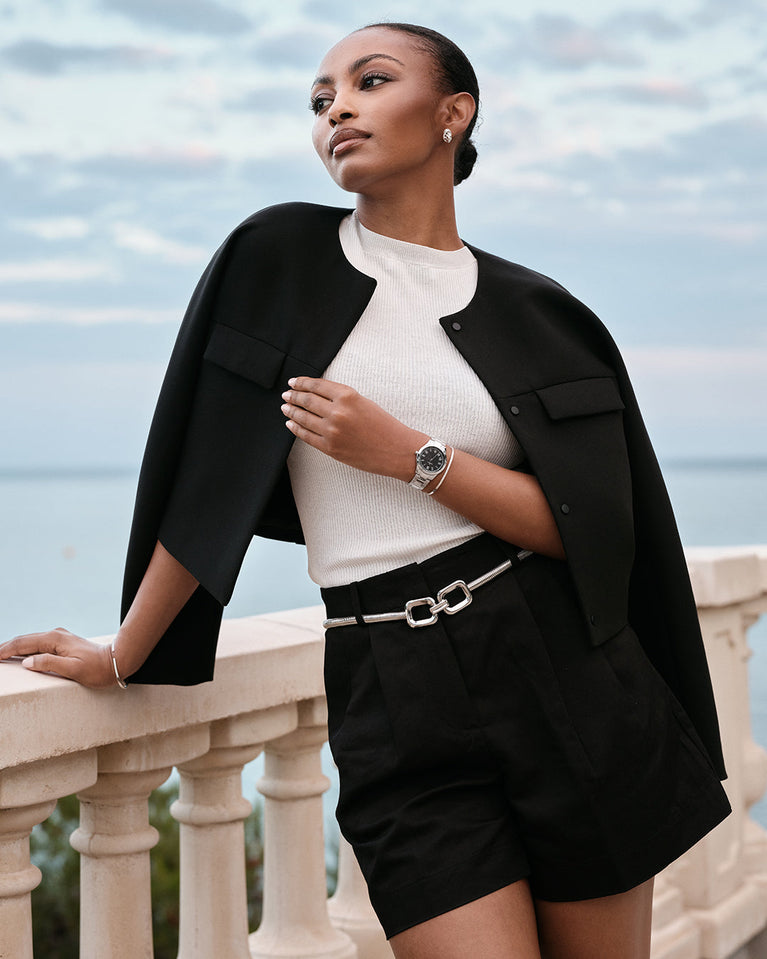 A round womens watch in silver from Waldor & Co. with black sunray dial and a second hand. Seiko movement. The model is Imperial 32 Nocelle 32mm.