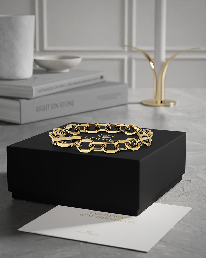 A Chain Bracelet in 14k gold-plated from Waldor & Co. The model is Noble Chain Polished Gold'