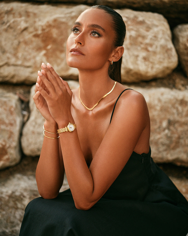 A round womens watch in 22k gold plated 316L stainless steel from Waldor & Co. with white Sapphire Crystal glass dial. Seiko movement. The model is Venia 24 Villefranche.