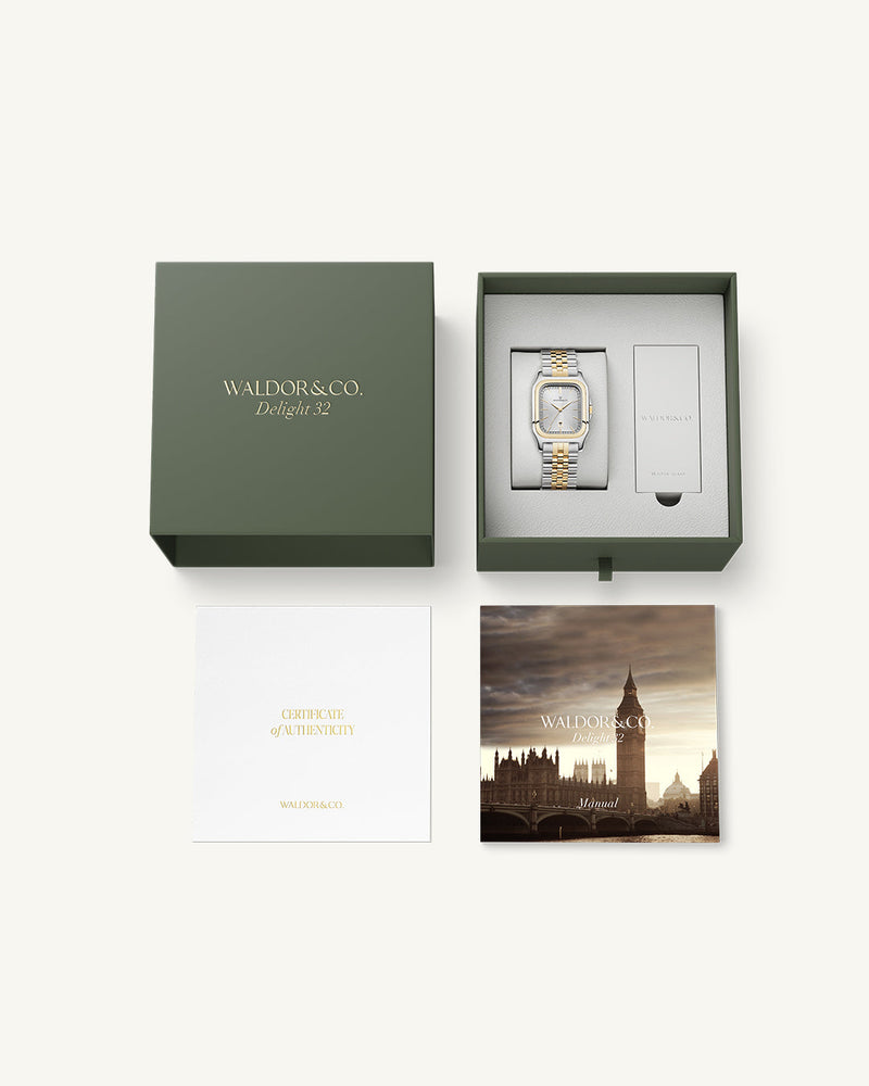 A square womens watch in silver and 14k gold from Waldor & Co. with silver sunray dial and a second hand. Seiko movement. The model is Delight 32 Chelsea 28x32mm.